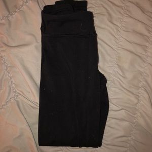 black low-waisted iviva leggings